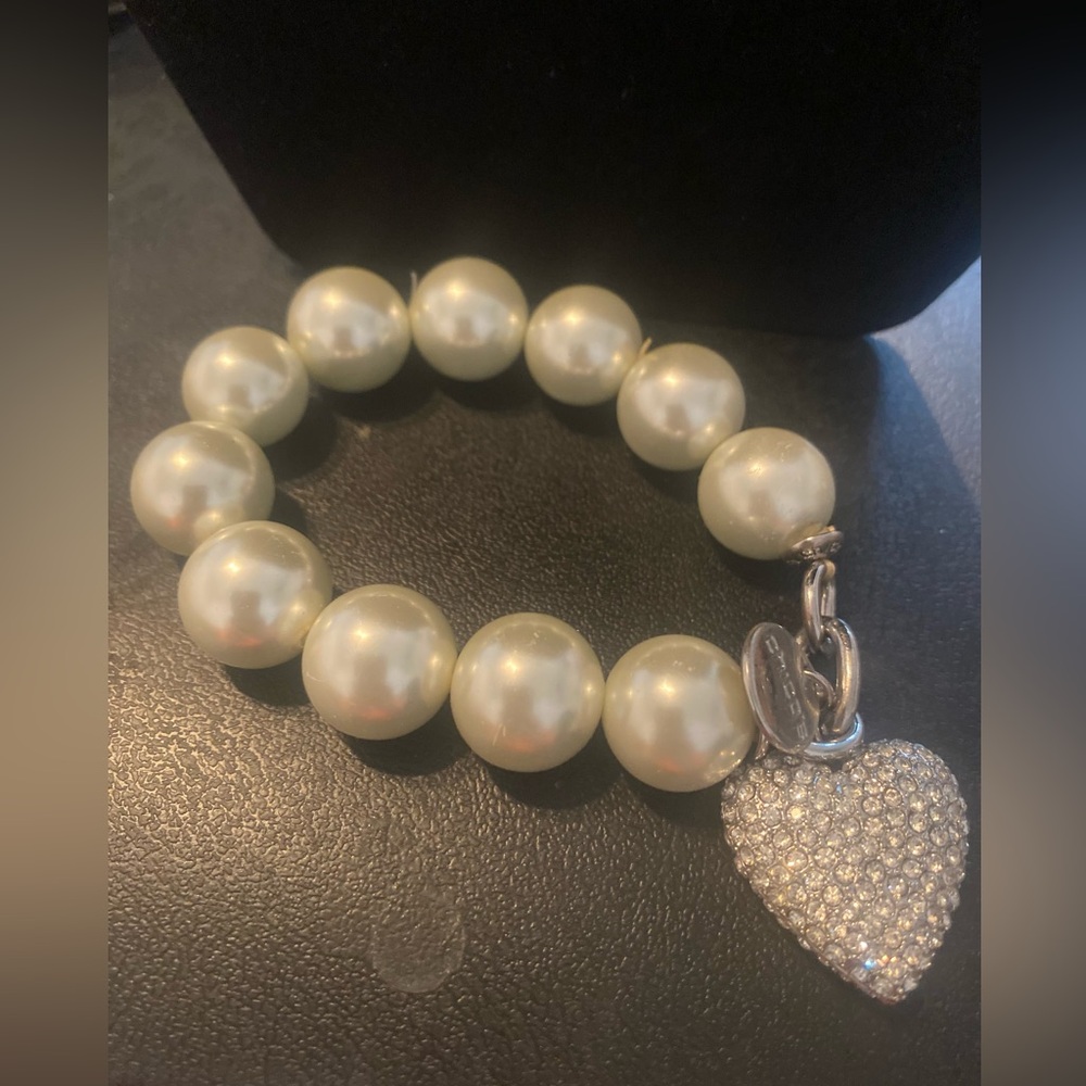 Chico’s Chunky Pearl Bracelet With Sparkling Heart Charm 1 tiny stone missing